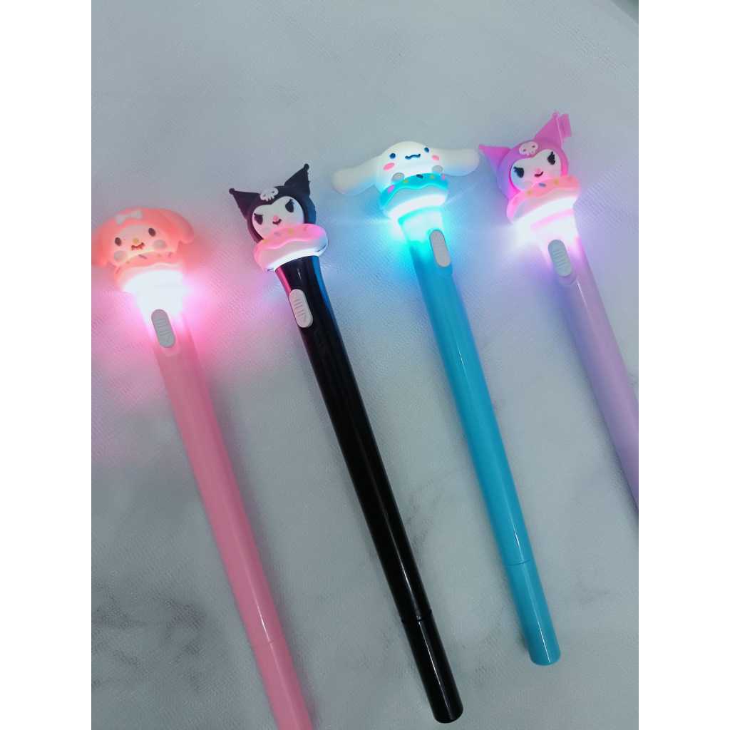 

1 pcs Bolpoin sanrio nyalah / Bolpen unik plus lampu series sanrio and friends / alat tulis