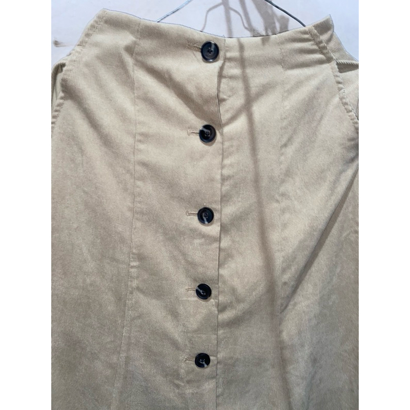 Rok  korduroy duyung GU UNIQLO