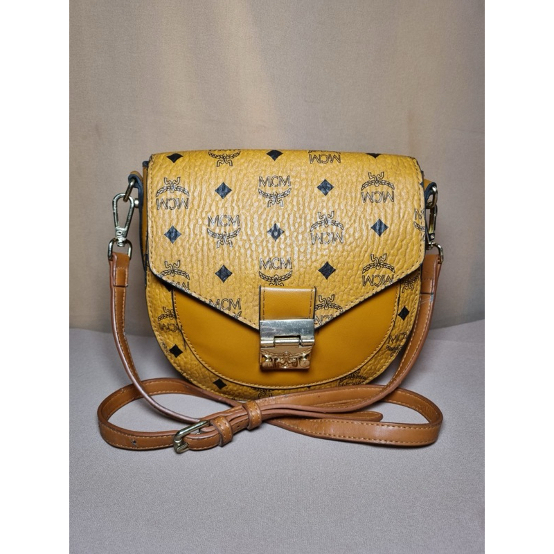 Tas Preloved Second Branded Slingbag Wanita Kuning