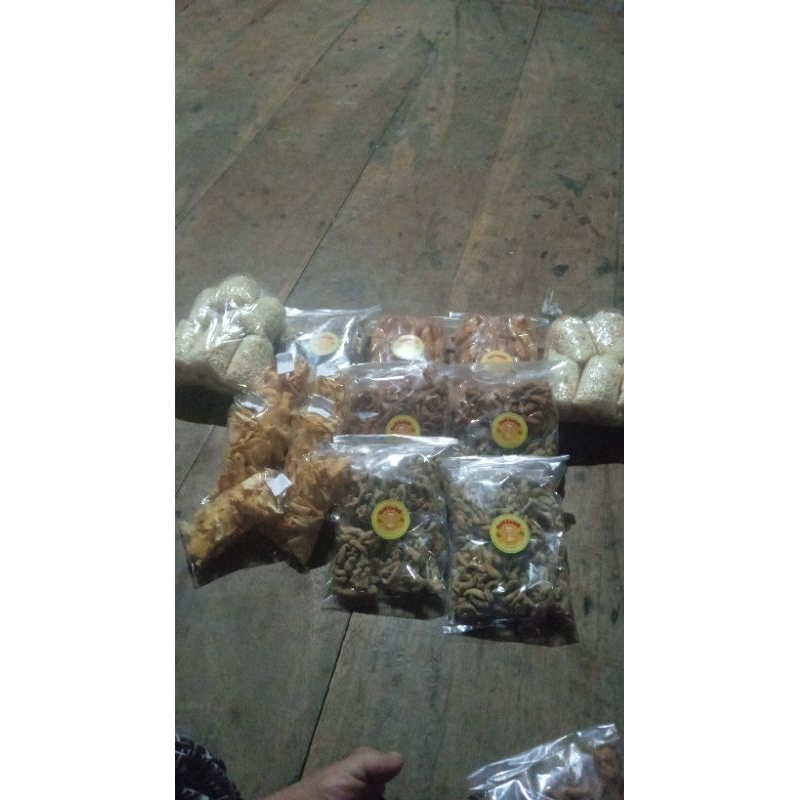 

usus krispi original dan pedas daun jeruk