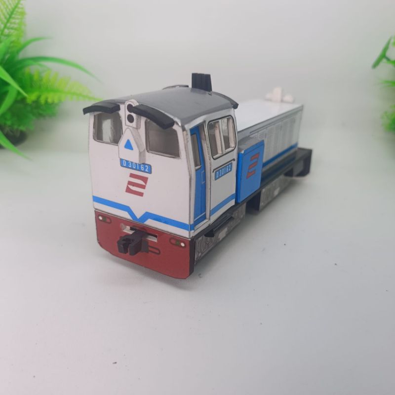 MINIATUR LOKOMOTIF D301 PUTIH BIRU