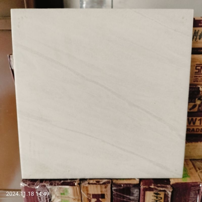 KERAMIK LANTAI KAMAR MANDI KASAR KIA BRAGA WHITE 30X30 KW1
