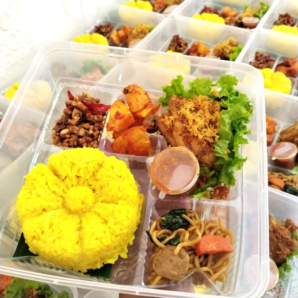 

Nasi Kuning Komplit/Nasi Uduk Enak/Paket Nasi Kuning
