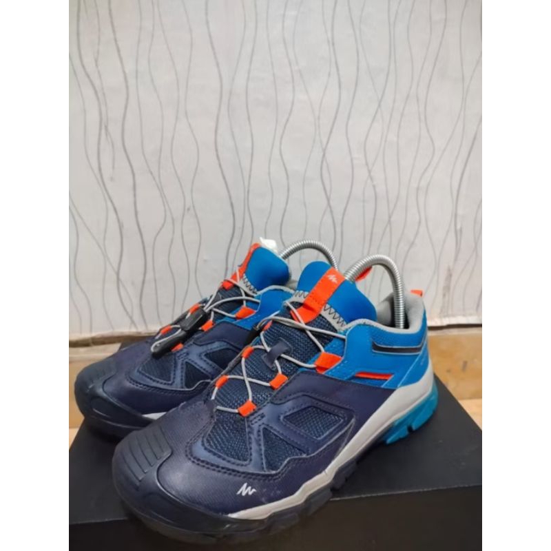 sepatu gunung & trail running QUECHUA size 38