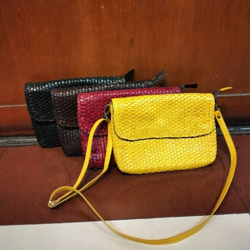 Tas selempang amplop anyam kulit sapi jogja
