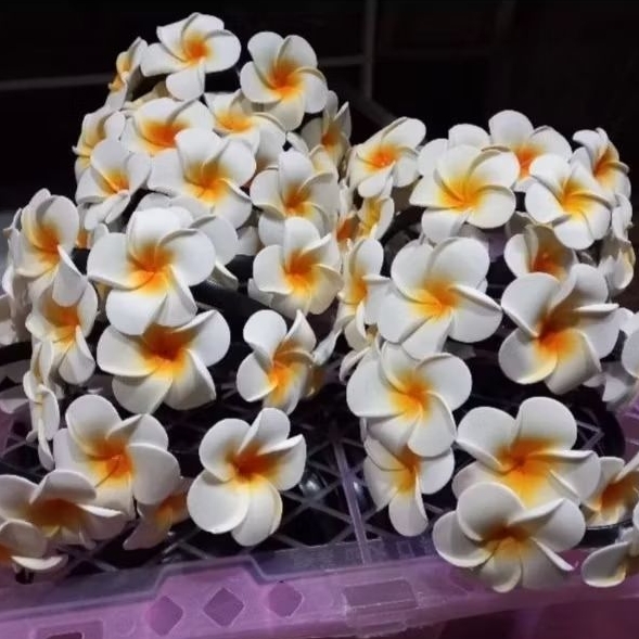 Bando bunga Kamboja,Hiasan tari bunga Kamboja daun