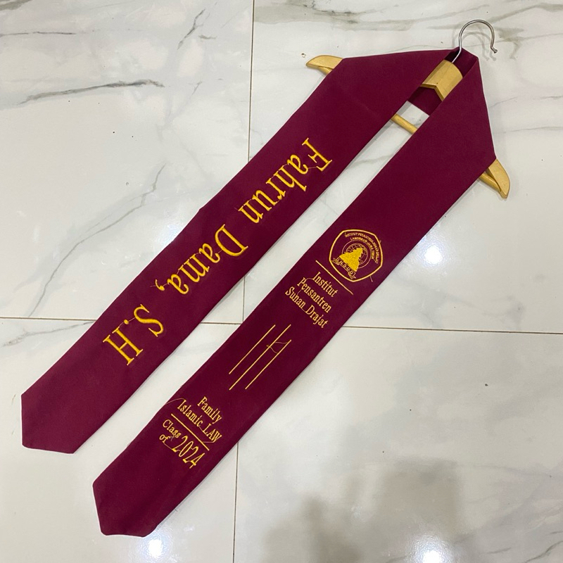 SLEMPANG WISUDA, SLEMPANG LEHER, SLEMPANG BORDIR, SLEMPANG BELUDRU, SLEMPANG WISUDA MURAH, SLEMPANG 