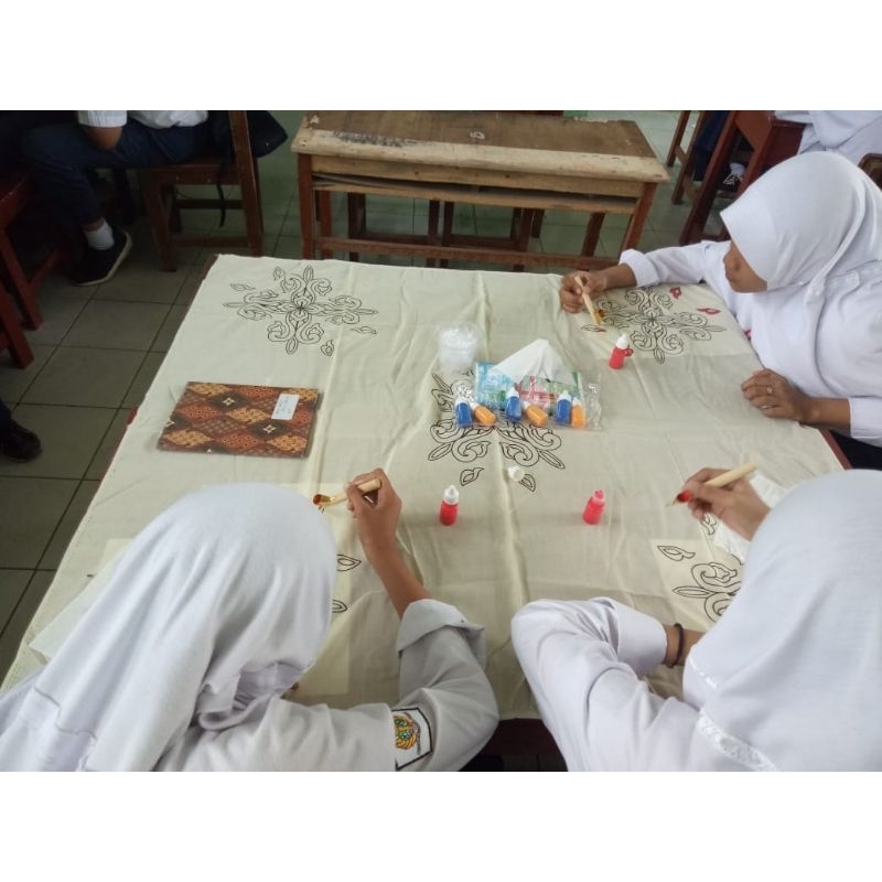 

Paket Batik Taplak kelompok 4anak lengkap canting dan cat