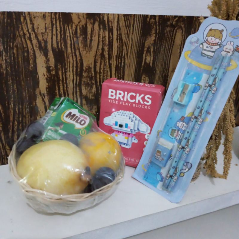 

Snack buah + Lego + atk 5in1 kemasan keranjang rotan tas mika / souvenir ultah sekolah sehat / Souvenir bingkisan anak buah / souvenir ulang tahun anak sehat