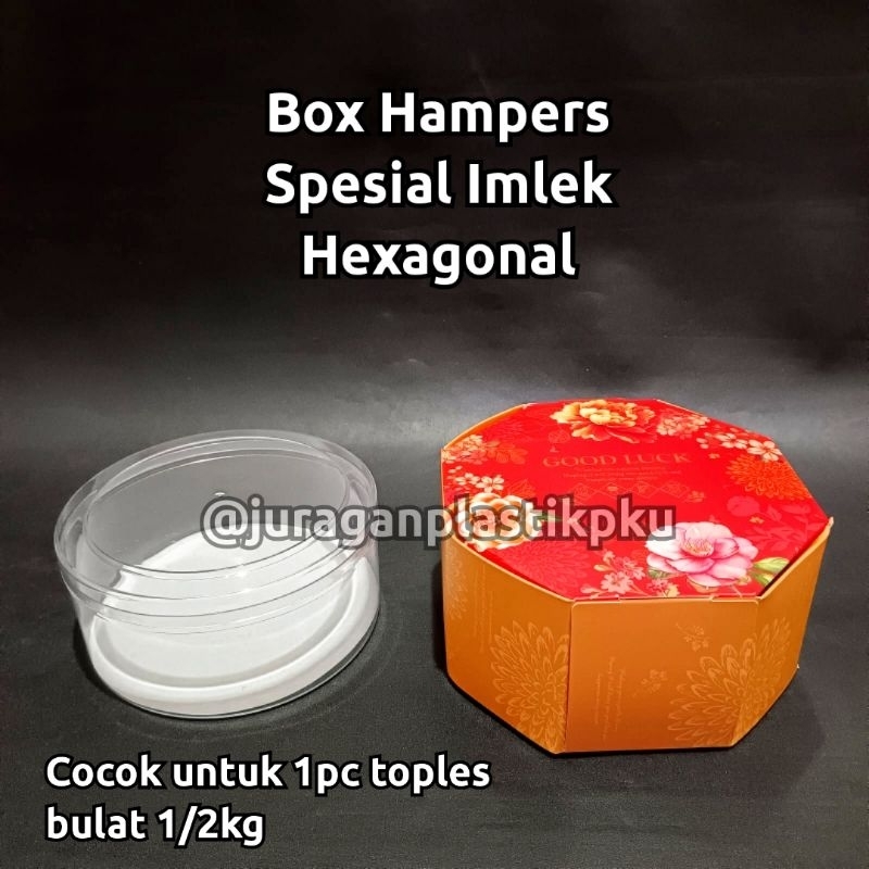 

Dus Box Imlek Hexagon + Tali untuk 1 Toples Kue Kering 1/2kg | Kotak Kemasan Hampers CNY Kue Kering Sincia Hexagonal 500 gram Nastar Kuker Unik Packaging