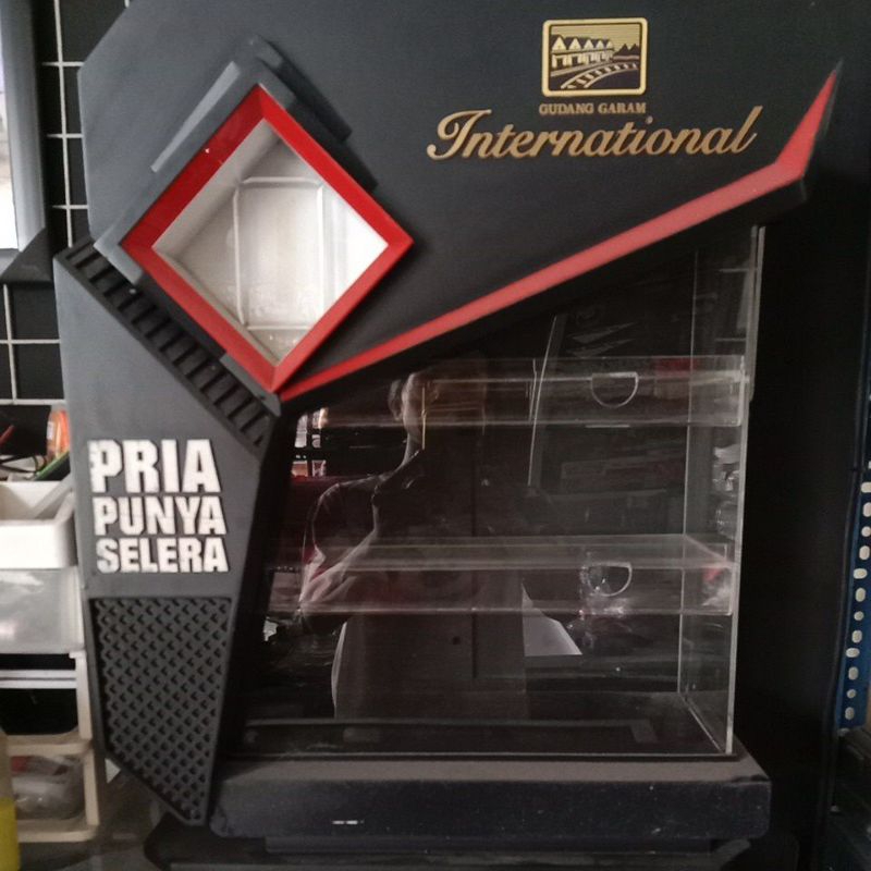 Etalase rokok GudangGaram