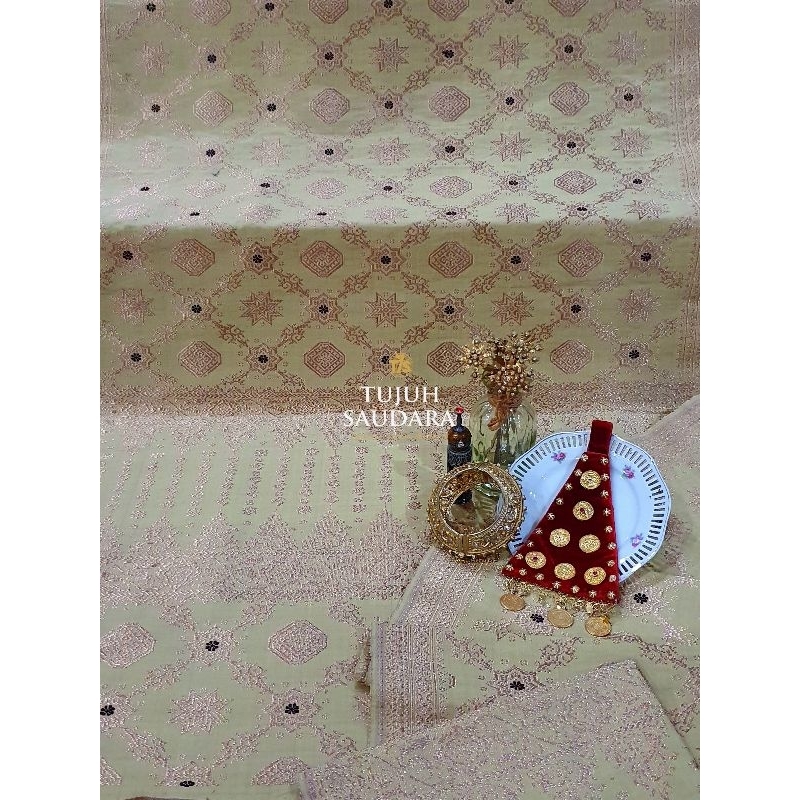 Songket Tujuh Saudara Palembang dengan motif lepus berante.