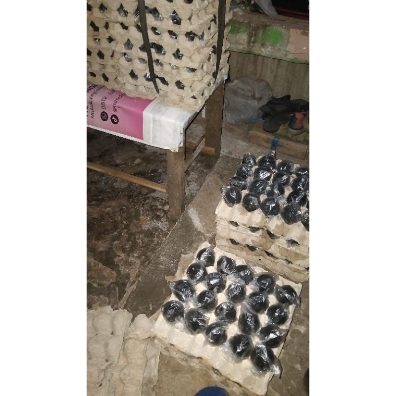 

telor asin mentah satuan (masih di abu)