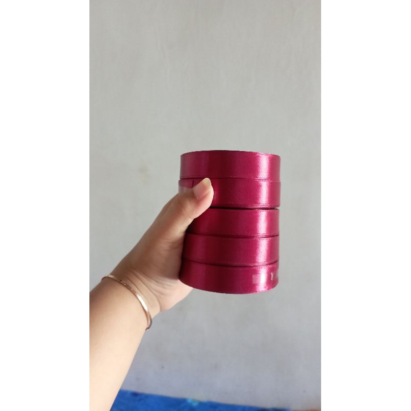 

READY PITA SATIN WARNA MAROON 2CM. 20-25yard