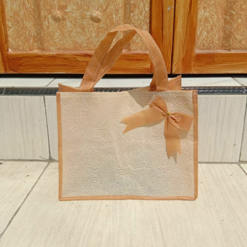 

Tas Hajatan Box Embos BENTO/Box NX ukuran T=22 cm,P=27cm,L =17 cm