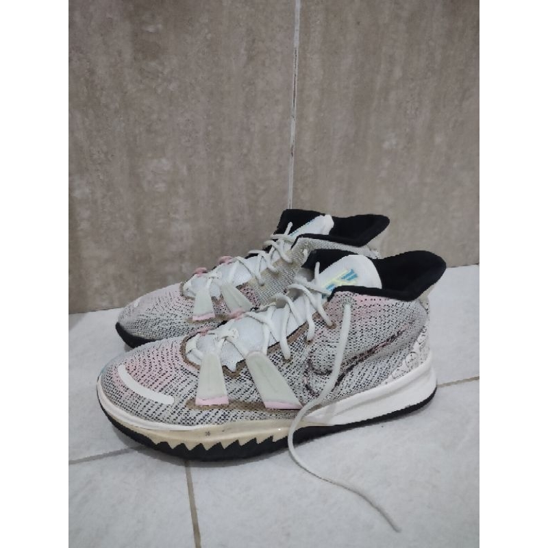 sepatu basket Kyrie Irving 7 link carosel