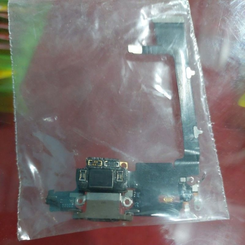 jalur cas iphone 11 pro