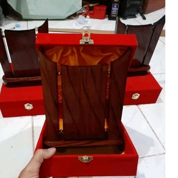 PLAKAT KAYU,BOX PLAKAT,PLAKAT WISUDA,PLAKAT AKRILIK, VANDEL MARMER,KALUNG WISUDA,TOGA,PATUNG WISUDA,