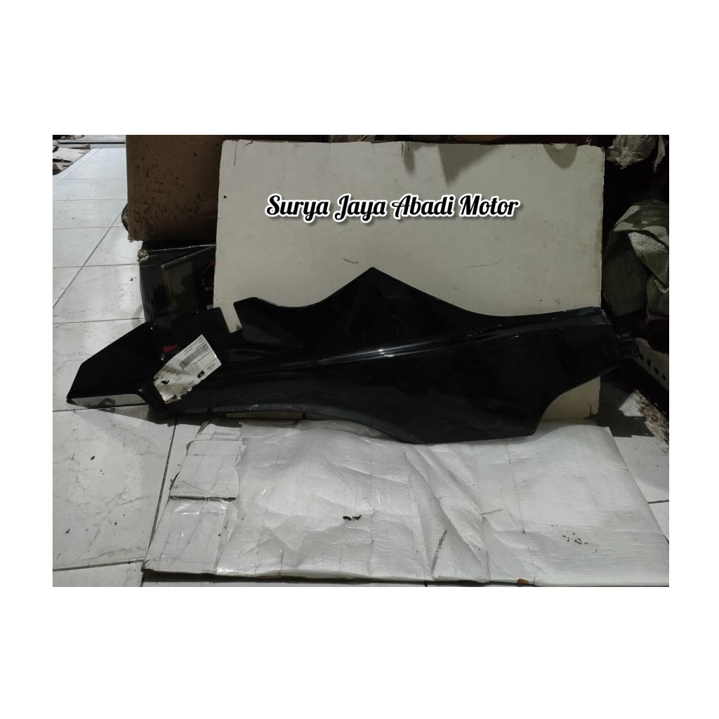 Cover Body Kanan Suzuki Crystal Warna Hitam Ori