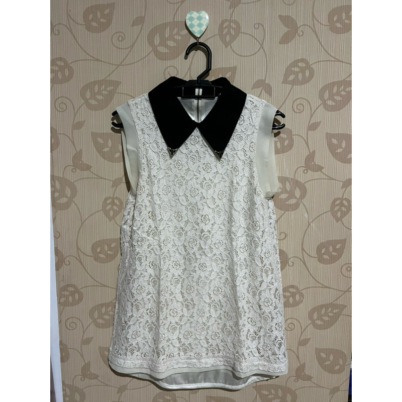 Atasan Wanita Brokat Kerah Hitam Dasar Putih