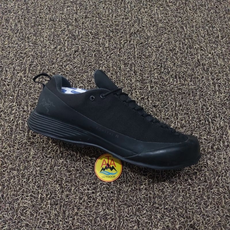 sepatu gunung trekking Arcteryx size 42