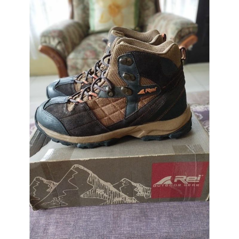 Preloved sepatu boots hiking/gunung rei