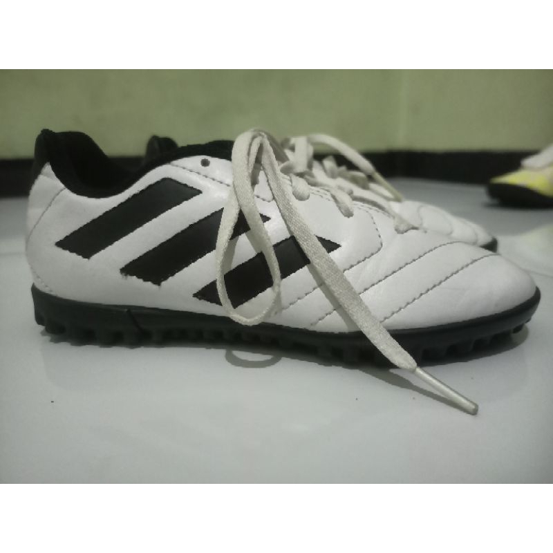 Sepatu Futsal Anak Adidas  sz 30,5  /  18,5cm , made in Cambodia