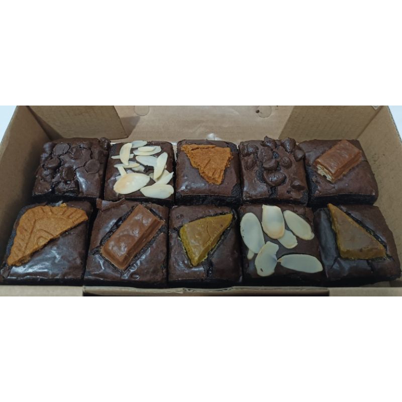 

Brownies Fudgy sekat isi 10pcs uk 20x10cm