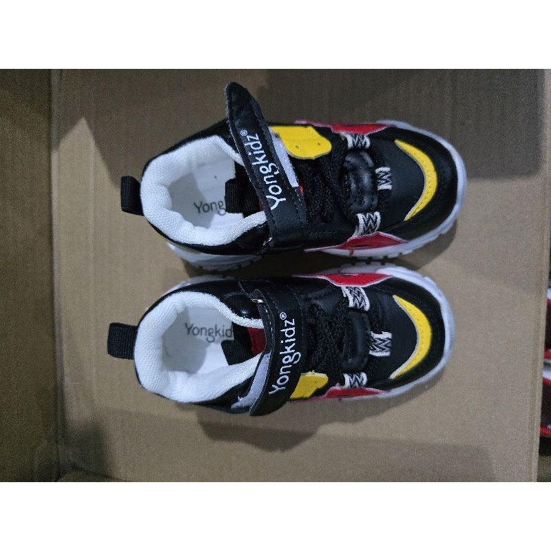 SEPATU HITAM MERAH KUNING YONGKIDZ ( SEKOLAH HANGOUT KEREN )
