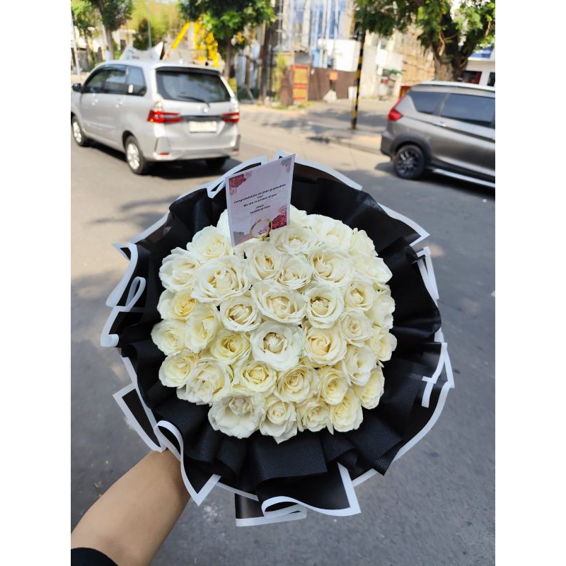 Bucket Bunga Mawar Putih/Bunga Asli Surabaya