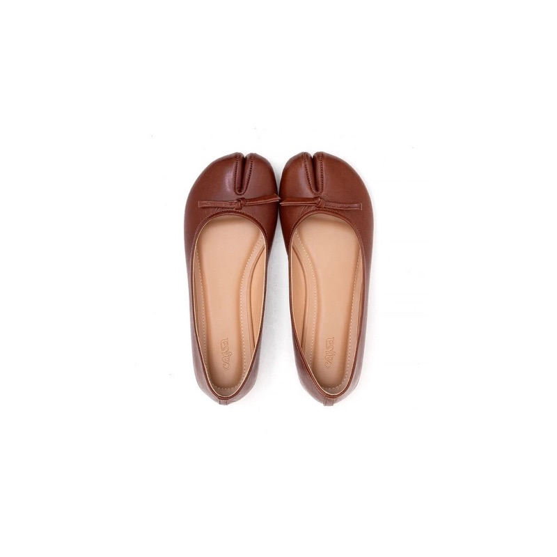 CAJSA AOKI TAN LEATHER TABI FLATS (PRELOVED)