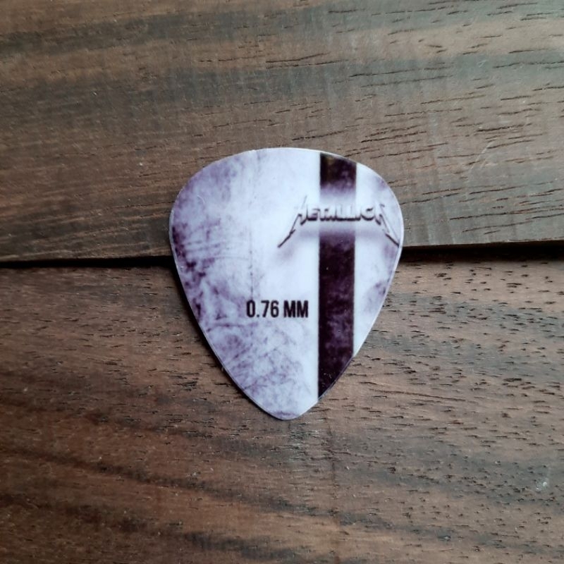 pick gitar edisi band metallica 0.76 mm