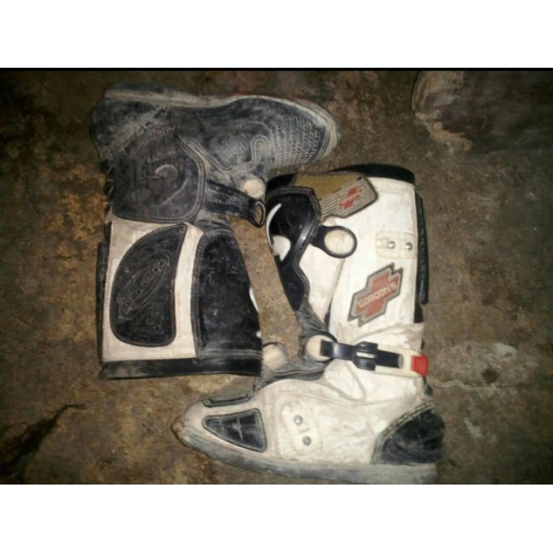 SEPATU ROADRACE MEREK GORDONS