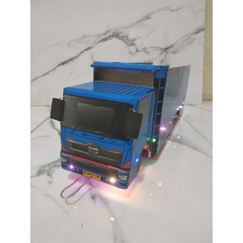 miniatur truk tronton Hino biru