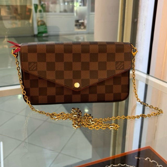 Preloved Lv clutch