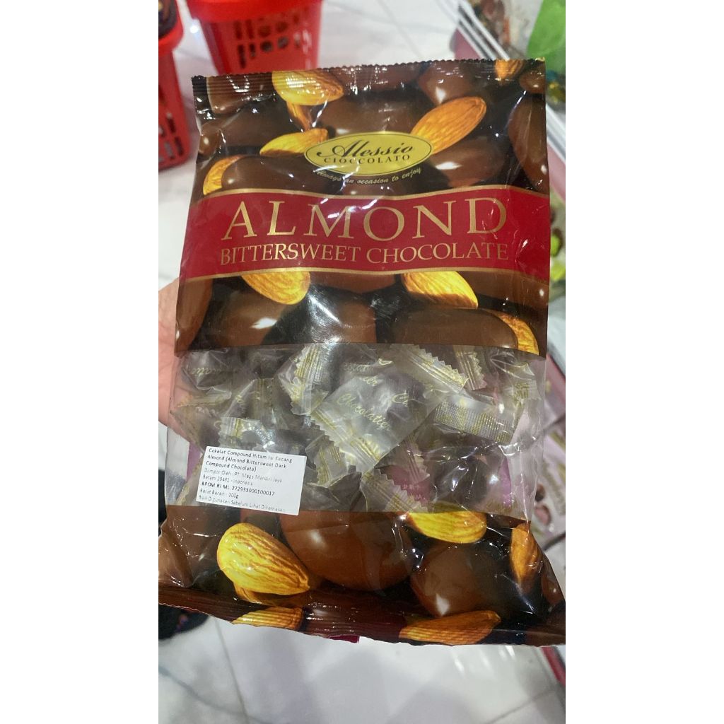 

Snack/Cemilan/Makanan Ringan Coklat Compound Hitam Isi Kacang 200 gr