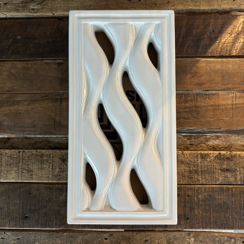 Roster / Keramik Trisensa / Keramik Lubang Angin Motif Minimalis 20x40 cm RO 131 E