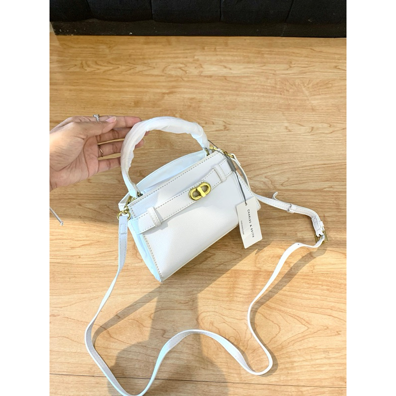 Tas Selempang Putih dengan Tali Kulit