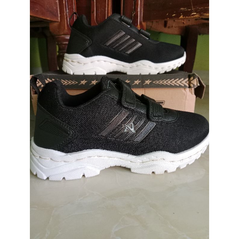 sepatu sekolah PRO ATT model MCL 670 V hitam putih