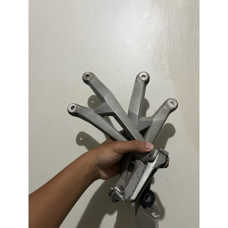 Footstep belakang HONDA CBR250RR