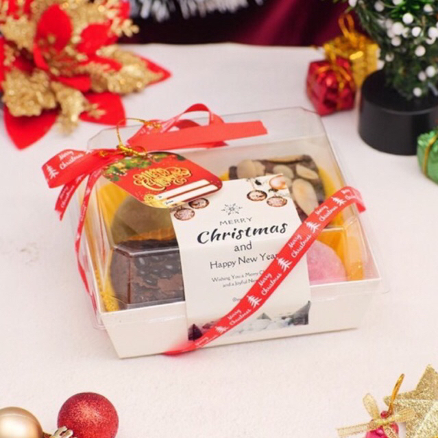 

Sweet Chrismast Hampers Mochi by mezzaluna indonesia