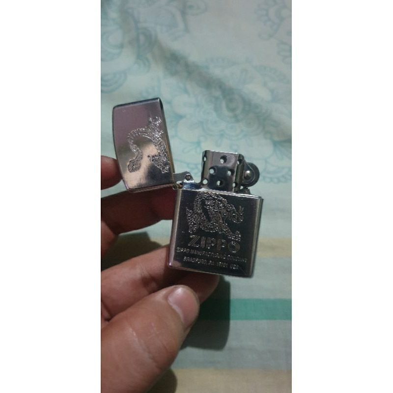 korek api model zippo bekas motif naga zippo armor