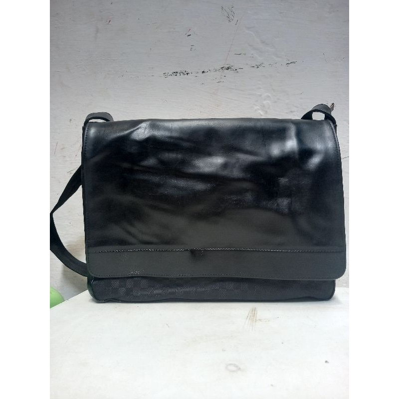 Tas kulas slempang cowok motif ala LV