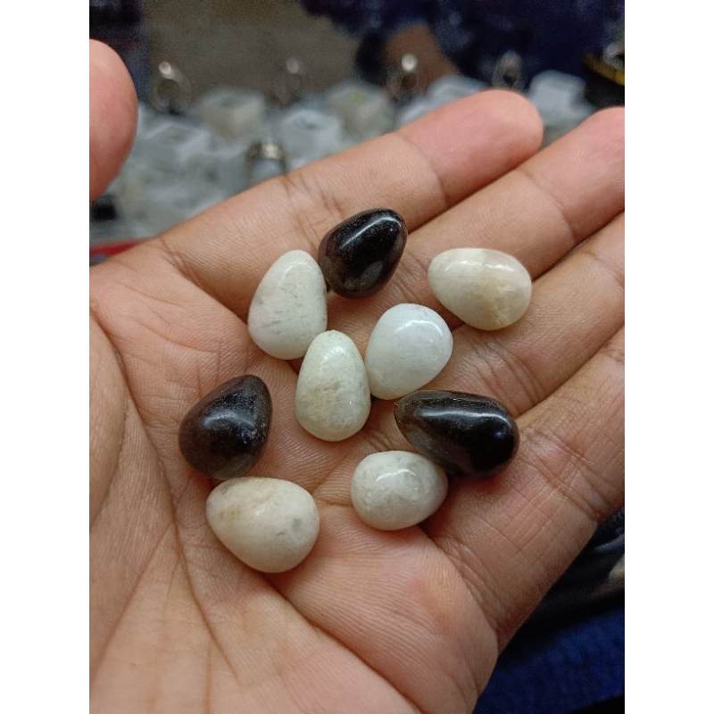 Batu jilatan putih/hitam bentuk telur burung walet