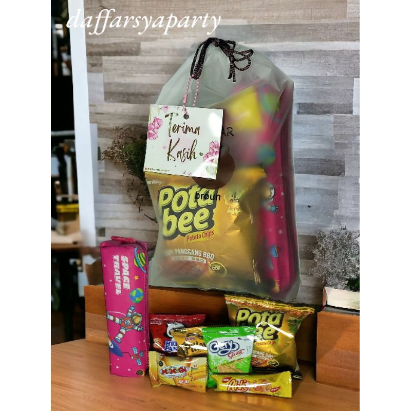 

Paket Bingkisan / Paket Hampers / Paket Souvenir Snack Ulang Tahun Tempat Pencil Pouch