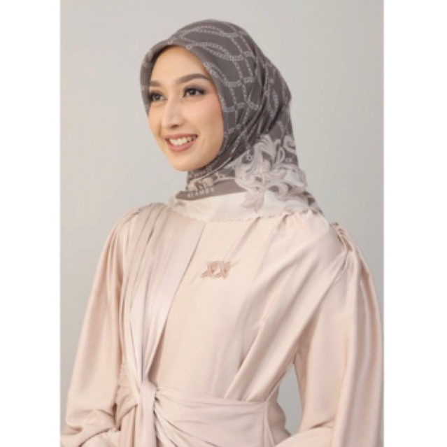 PRELOVED WEARING KLAMBY TAMANSARI SCARF