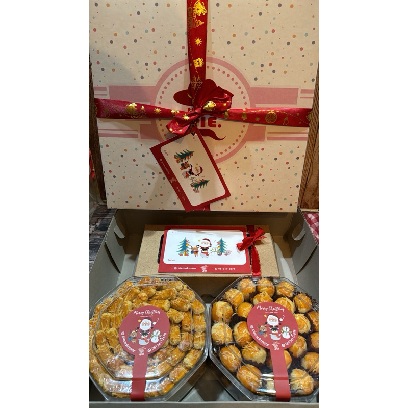 

Paket hampers Natal 1 Brownies & 2 toples kue kering parsel christmas Mister Pie Makassar