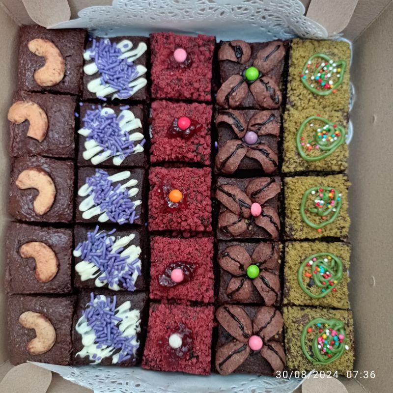 

Brownies Panggang Fudgy Aneka Topping Hampers by Radenta Bakery