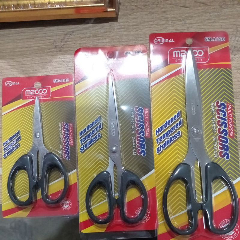 

Gunting stainless merk M2000.kwalitas bagus harga murah. harga per pcs. ada 3 ukuran.kecil tanggung dan besar.