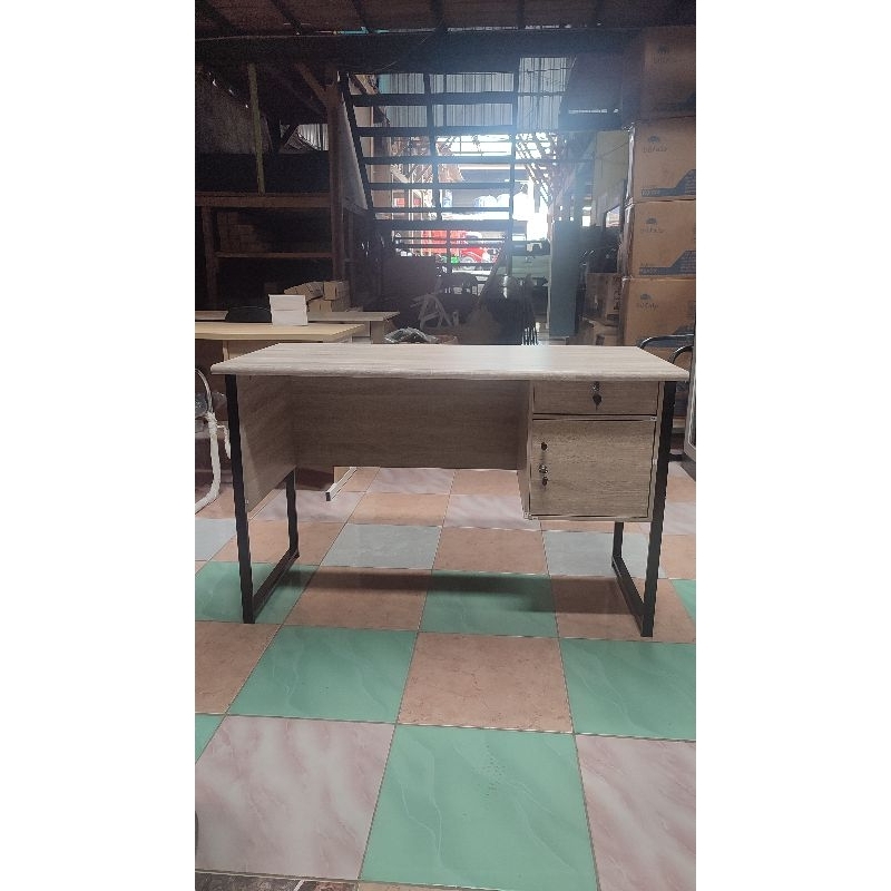 Meja Kerja/Meja Kantor 1/2 Biro Rangka Kaki Besi